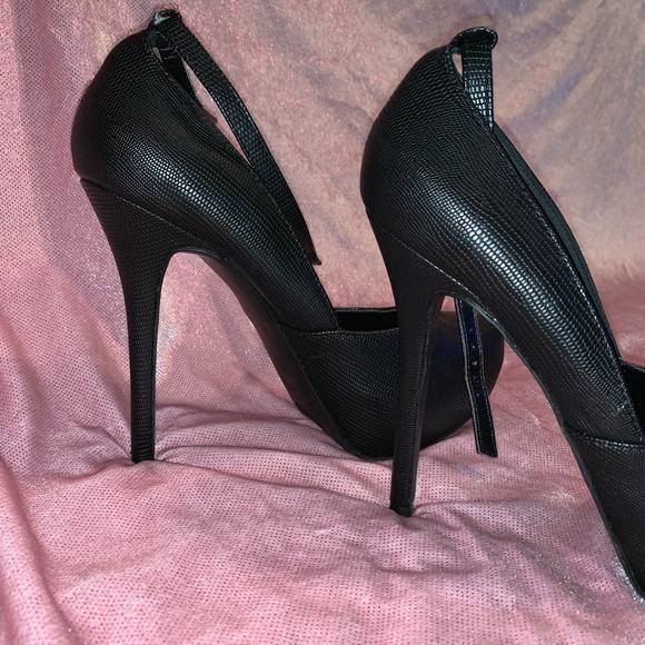 Black platform heels! - Picture 2 of 4